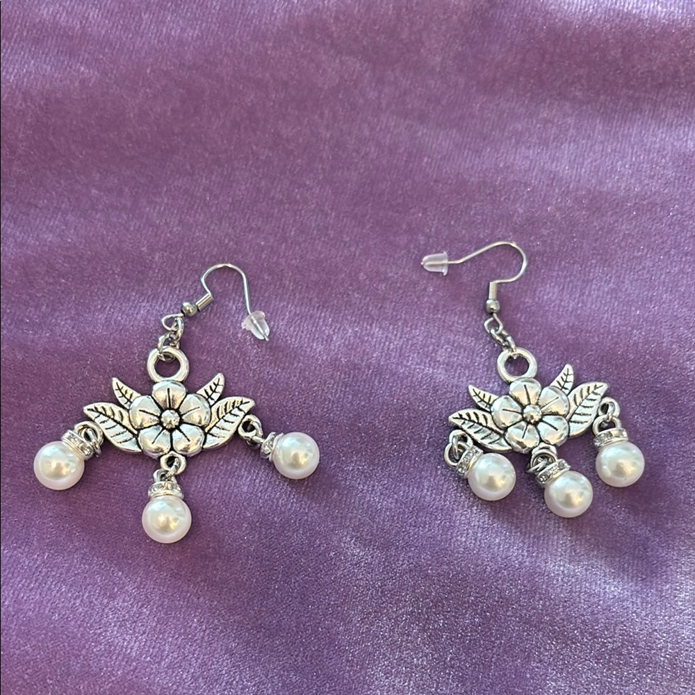💜💜💜 3/$30 Custom made. So lovely! Elegant Silver and Pearl Floral Earrings E51